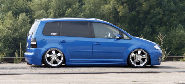 Touran Blue in Motion - fettes Tuning für den VW Mini-Van: Schön und praktisch: 2003er Touran TDI mit Airride