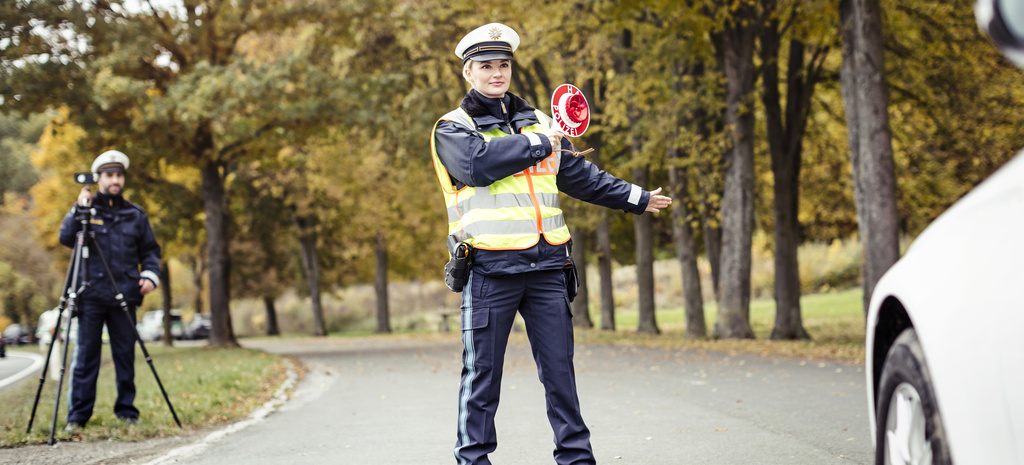 Von Führerschein-Umtausch über strengere Abgasnormen bis KI-Transparenz: 2026 bringt weitreichende Neuerungen: Diese neuen Regeln müssen Autofahrer 2026 kennen