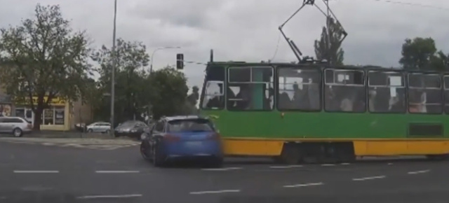 VIDEO: Beinah geschafft: Diesen Audi RS6-Fahrer hat die Bahn doch noch erwischt! 