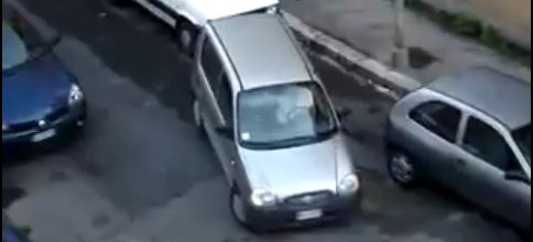 VIDEO: Frauen beim Einparken - So hilfreich kann ein Parkassistent sein!: