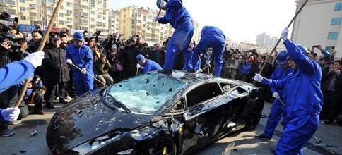 VIDEO: Lamborghini Gallardo wird mit Hämmern zerstört: 7 Männer, 7 Hämmer und in drei Minuten ist ein Gallardo nur noch Schrott
