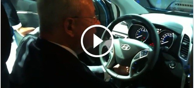 VIDEO: VW-Boss Dr. Martin Winterkorn inspiziert den Hyundai I30 ganz genau: Klare Kommentare vom VW-Vorstandsvorsitzenden: "Wir schaffen das nicht!"