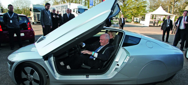 Ferdinand Piëch und Martin Winterkorn fahren im Ein-Liter-Auto XL1 zur VW Hauptversammlung: Der sparsame und spacige Volkswagen nimmt Formen an
