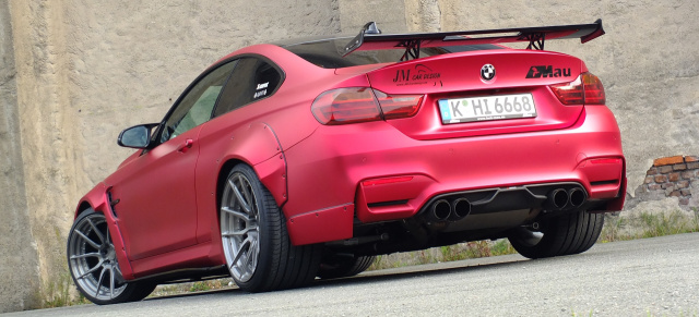 Tolle Breitseite: BMW M4 (F82): 2016er  BMW M4 trägt dank Karosserie-Kit von Liberty Walk extrem dick auf