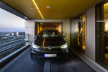 Das b’mine Hotel in Düsseldorf hat einen besonderen Hotelparkplatz: Mit dem Carlift in das CarLoft