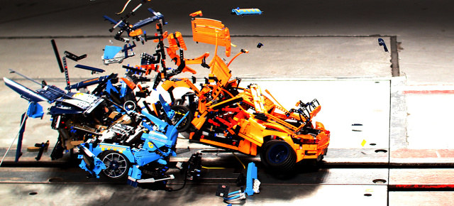 Hier zerlegt es zwei Lego-Klassiker bei 60 km/h: Crash-Video: Lego Technic Porsche vs. Bugatti