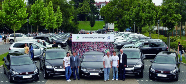 Werder Bremen Fussballspieler nehmen 38 neue Volkswagen entgegen: Golf GTI, Golf GTD, Touareg, Phaeton, New Beetle, Passat CC, Eos und  Scirocco für Werder-Spieler