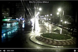 Video: Roundabout cutoff: Nächtlicher Autofahrer zeigt, wie man Verkehrsinseln perfekt nimmt