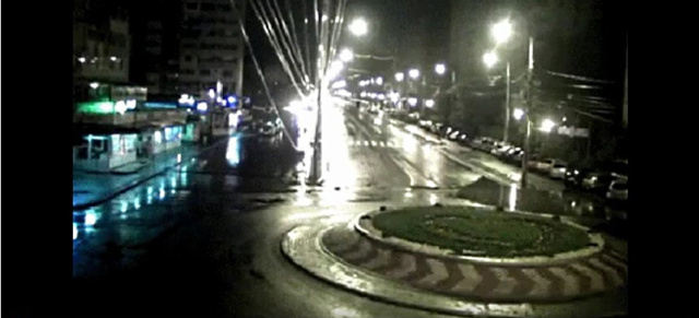 Video: Roundabout cutoff: Nächtlicher Autofahrer zeigt, wie man Verkehrsinseln perfekt nimmt