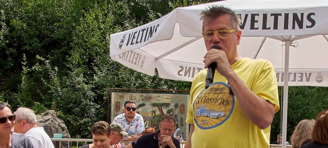 4. VAU-MAX Classic Day, 20. Juli 2025, Hattingen/Ruhr: Szene-Größe Rolf Klein moderiert den 4. VAU-MAX Classic Day