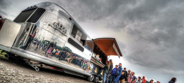 25.9.2016 VAU-MAX.de TuningShow Info: #VMTS: Auch der glänzender Airstream "Silvernugget Catering" ist wieder vor Ort