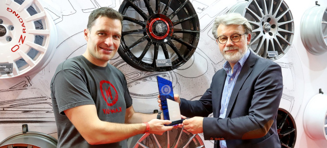 World Wheel Award 2019 by VAU-MAX.de: Felgen-Hersteller OZ nimmt Siegerpokal auf der Essen Motor Show entgegen