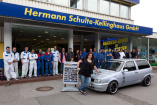 Eddie Paul signiert Premio-Gewinner-Fahrzeug auf der Essen Motor Show