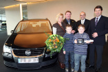 Einmillionster Volkswagen Touran ausgeliefert: Familie aus Stade holt einen ganz besonderen Familienwagen in Wolfsburg ab