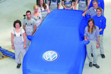 VW-Azubis bauen auch 2013 ihren Traum-GTI: 13 junge Frauen und Männer präsentieren beim GTI-Treffen in Österreich besonderes Ausstellungsstück
