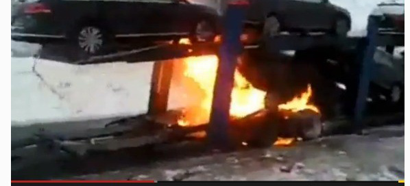 VIDEO:  Pulverschnee statt Feuerlöschschaum: Brandkatastrophe: So schnell gehen Neuwagen in Flammen auf - neue VW Passat auf russischem Transporter verbrannt
