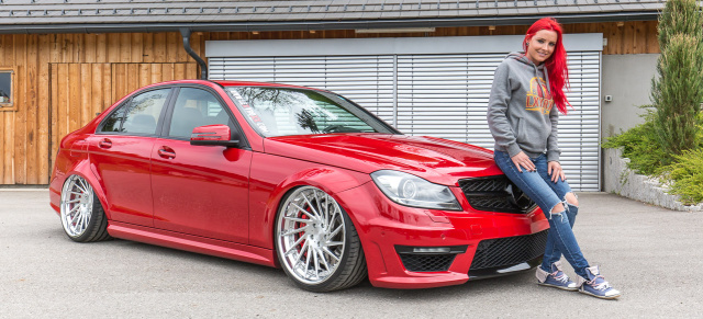 Mercedes-Benz C63 AMG mit Airride: Das feuerrote Spielmobil von Lexy Roxx