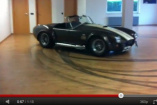 VIDEO: Der Drift im Wohnzimmer  Platz ist in der kleinsten Hütte: AC Cobra dreht im Wohnzimmer Donuts