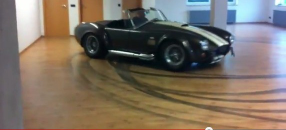 VIDEO: Der Drift im Wohnzimmer Platz ist in der kleinsten Hütte: AC Cobra dreht im Wohnzimmer Donuts