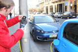 Tolle Idee : E-Autos laden am Laternenmast