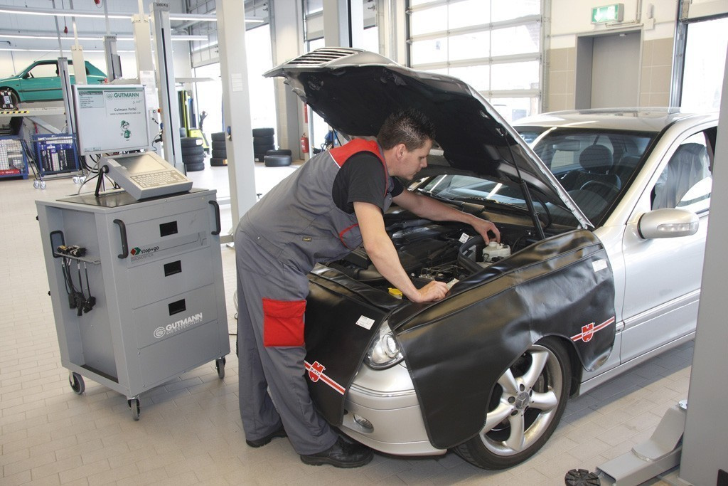 Auto selbst reparieren: Entweder richtig oder ab in die Werkstatt: Nicht jede Reparatur solltet ...