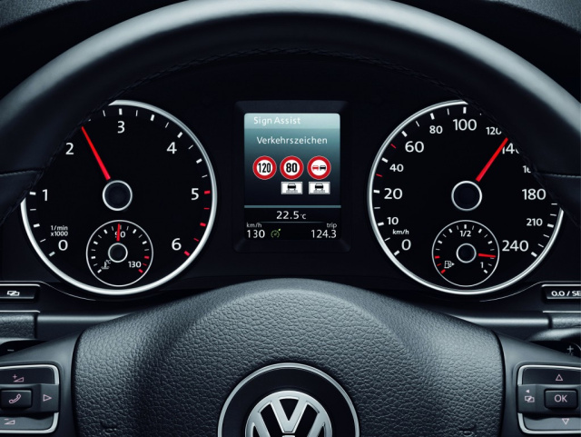 Der neue Tiguan kann Verkehrszeichen lesen: Verkehrszeichenerkennung „Sign  Assist“ des Phaeton und Passat im Tiguan - News - VAU-MAX - Das kostenlose  Performance-Magazin