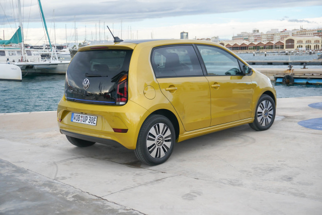 Preisfrage – Ist der neue e-up! wirklich besser?: Erste Fahrt im neuen VW e- up! mit dem 32,3 kWh-Akku im Video-Fahrbericht - VAU-MAX-Inside - VAU-MAX -  Das kostenlose Performance-Magazin