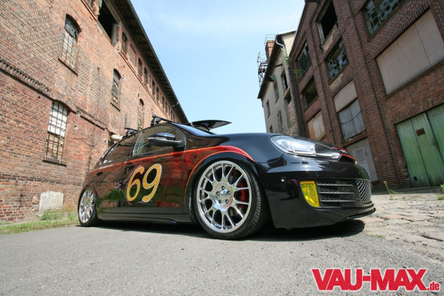 Sieger Hella Show and Shine Award 2010 - Golf 6 GTI deluxe-Tuning –  Airride, BBS-Felgen und coole Lackierung: So schick und tief kann ein  getunter Golf 6 GTI sein - Auto der