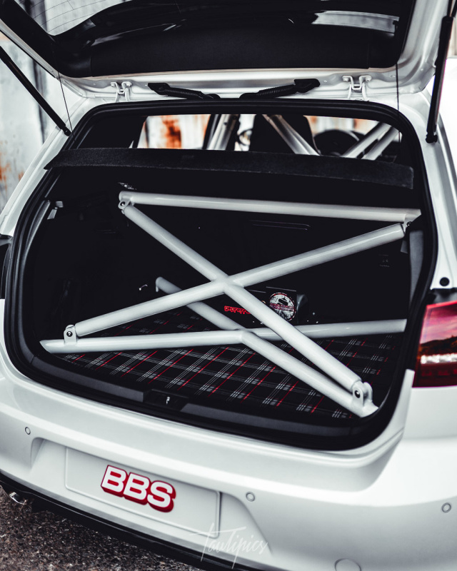 VW Golf GTI geht immer: Oryxweißer Flachmann mit funkelnden Kreuzspeichen -  Auto der Woche - VAU-MAX - Das kostenlose Performance-Magazin